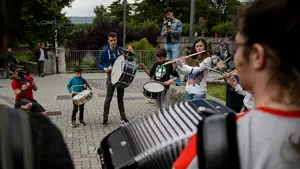 En fotos: los alumnos de la Escuela de Música Joaquín Maya demuestran su talento en la calle
