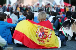 Lanzan huevos contra una pantalla que difundía el partido de La Roja en Vitoria