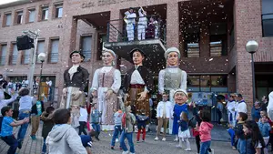 Los gigantes y cabezudos de Bara&ntilde;&aacute;in ya visten sus nuevos ropajes