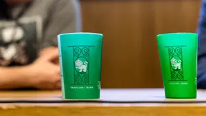 Los vasos reutilizables vuelven por Nochevieja: se repartir&aacute;n m&aacute;s de 13.560 vasos en todo el Casco Antiguo