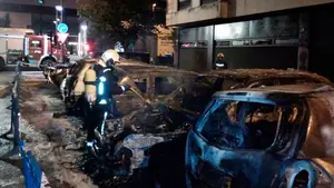 Llamas descomunales: así han extinguido los bomberos el incendio de ocho coches y cuatro contenedores en Iturrama