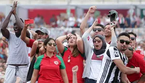 Gritos de "Messi, Messi" se cuelan en la marea roja de Marruecos, ante Cristiano