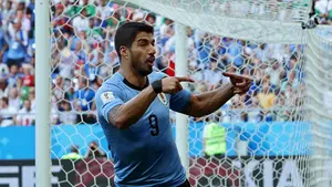 Suárez aprovecha una "cantada" y clasifica a una decepcionante Uruguay, ante Arabia Saudí