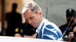 Urdangarin se abraza a la fe: esta fue una de sus primeras preguntas al llegar a la cárcel de Brieva