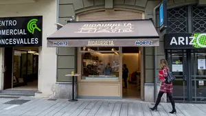 De vender zapatos, a servir cafés: Ayestarán cambia su tienda en Pamplona en mitad de una 'guerra' por la marca