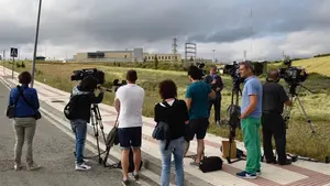 Expectaci&oacute;n en la c&aacute;rcel de Pamplona: los medios de comunicaci&oacute;n aguardan a la salida de 'La Manada'