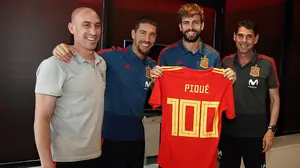 El pol&eacute;mico Gerard Piqu&eacute; es homenajeado por sus cien partidos con la selecci&oacute;n espa&ntilde;ola