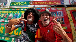Dos fanáticos de 60 y 61 años van detrás de la selección de Portugal en furgoneta