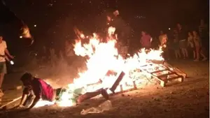 Un joven resulta herido grave al caer dentro de una hoguera durante las celebraciones de San Juan en Pamplona