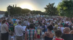 Preocupados por sus niños: los vecinos de Buñuel se concentran para protestar ante la falta de pediatras