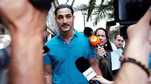 Rodeados e insultados: así ha sido la llegada de 'La Manada' al juzgado