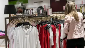 Las rebajas de verano llegan en blanco y rojo: así ha arrancado la campaña en El Corte Inglés de Pamplona