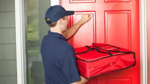 Las normas de Chivite obligan a las 'apps' de comida a domicilio a reinventarse: menos comisiones y reducción de horario