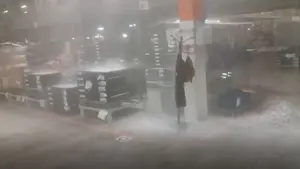 Árboles caídos, inundaciones y hasta un paro en Volkswagen, los estragos de la tormenta a su paso por Pamplona