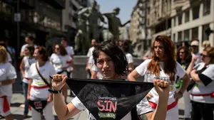 El Partido Animalista reclama con pañuelos negros unos Sanfermines "sin violencia" para toros y mujeres