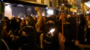 Encapuchadas y con antorchas, las feministas claman en Pamplona: "El miedo va a cambiar de bando en San Fermín"