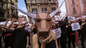 Desnudos y en la piel de los 54 toros que "morirán" en Sanfermines: así será la protesta de los antitaurinos