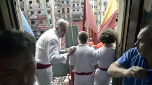 El Chupinazo de Ibai y Leyre: así ha sido el lanzamiento del cohete desde el balcón del Ayuntamiento