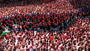 "Ánimo pues": los gaiteros y txistularis de Pamplona ponen a latir el corazón de la fiesta