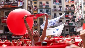 Pa&ntilde;uelos al aire y desenfreno en el ambiente: el Chupinazo desata la locura de 204 horas de fiesta ininterrumpida en Pamplona
