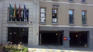 Pierde el móvil y entra borracho con el coche en el garaje de la Policía Municipal para recuperarlo