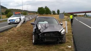 Un conductor drogado se sale de la vía en Ayegui y destroza frontalmente su vehículo