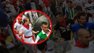 Valor y al toro: uno de los astados de Jose Escolar pisa los talones a una valiente corredora del encierro