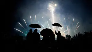 El espectáculo nocturno que enamora: los fuegos artificiales suman en cinco días 300.000 espectadores