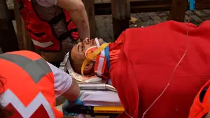 Un brutal golpe de un cabestro deja inconsciente a un joven corredor de Alaska en la calle Mercaderes