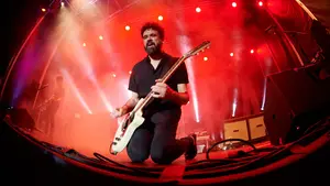 Así fue el exitoso concierto que la banda navarra Berri Txarrak dio en la Plaza de los Fueros