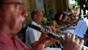 Un espectáculo musical teatralizado en la plazuela de San José: 60 años del Alarde de Txistularis