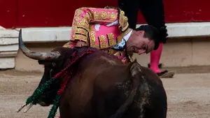 La corrida en imágenes: la voltereta de Octavio Chacón, el mayor susto de la tercera de los Sanfermines