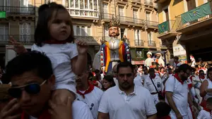 Los gigantes y cabezudos salen a acompañar a los más pequeños en su día de San Fermín