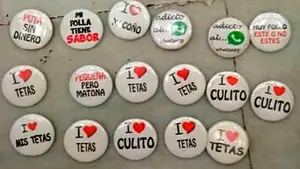 La lección se resiste a ser aprendida: incautan en Pamplona otra remesa de chapas con mensajes sexistas