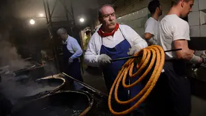La tradición que une cada mañana a los pamploneses: los churros de la Mañueta, 150 años endulzando San Fermín