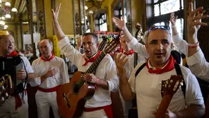 La Cofradía de San Saturnino pone la banda sonora a los Sanfermines por los rincones de Pamplona