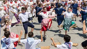 Revive en fotos el caluroso festival infantil de danzas en la Plaza del Castillo