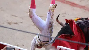 Vuelco al corazón: así ha sido la espectacular voltereta de Pepín Liria en el cuarto toro de la tarde