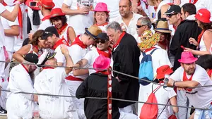 El alcalde que imagina los Sanfermines sin toros se va de juerga al sol: la fiesta de Asirón en las Peñas
