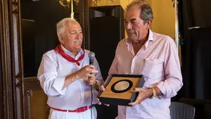 "El protagonista es el toro, no el ganadero": Antonio Miura recibe la 'Alpargata de Honor'