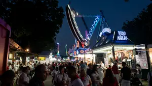 Retiran los vehículos del aparcamiento del Parque de la Runa de Pamplona para dar paso a los feriantes
