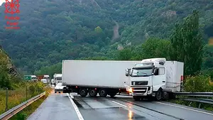 Reabren la A-15, que ha estado bloqueada durante tres horas por un camión que ha sufrido una salida de vía