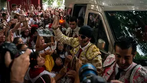 As&iacute; se ha vivido la aclamadora llegada de Padilla, Roca Rey y Cayetano a la plaza de Pamplona