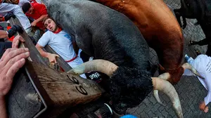 Avalancha de Miuras en Telefónica: varios astados se abren paso con violencia entre un montón de mozos