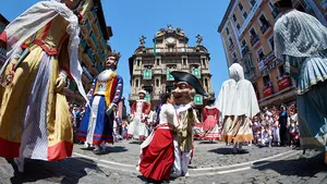 Los comerciantes del Casco Antiguo se preparan as&iacute; para los Sanfermines m&aacute;s esperados
