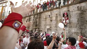 Las carreras de los jóvenes en el tradicional encierro de la villavesa, en imágenes