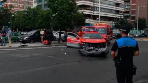 Aparatoso accidente de la Polic&iacute;a Foral en el centro de Pamplona: dos agentes y una conductora heridos