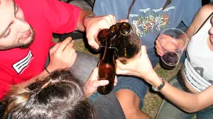 Desalojan un botellón de unas 80 personas en la zona del Archivo de Navarra