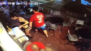Se meti&oacute; con la persona equivocada: le toca el culo a una camarera y esta le deja K.O 