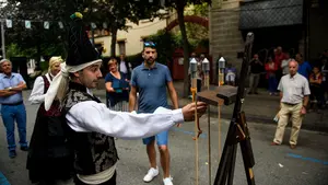 Un chupinazo con cuatro cohetes inicia en el Lar Gallego de Pamplona las fiestas de Santiago
